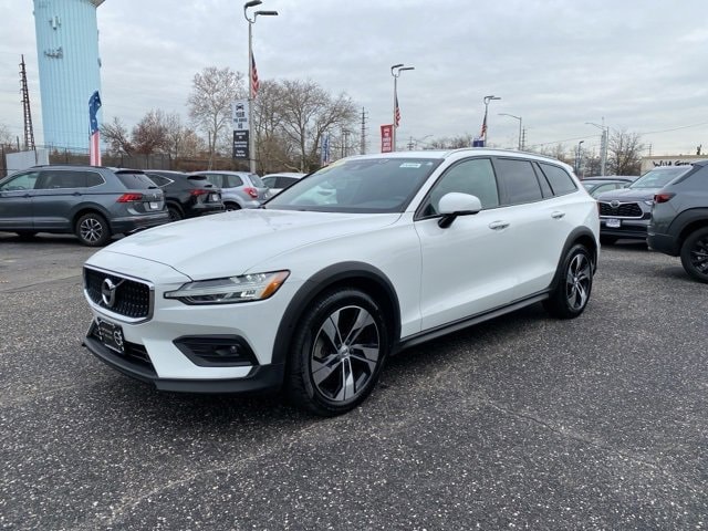 2021 Volvo V60 Cross Country Base's photo