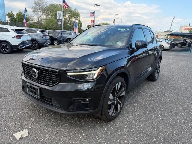 2023 Volvo XC40 B5 Plus Dark AWD's photo