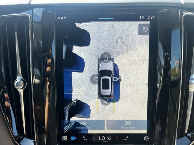 2025 Volvo XC60 B5 Plus photo 4