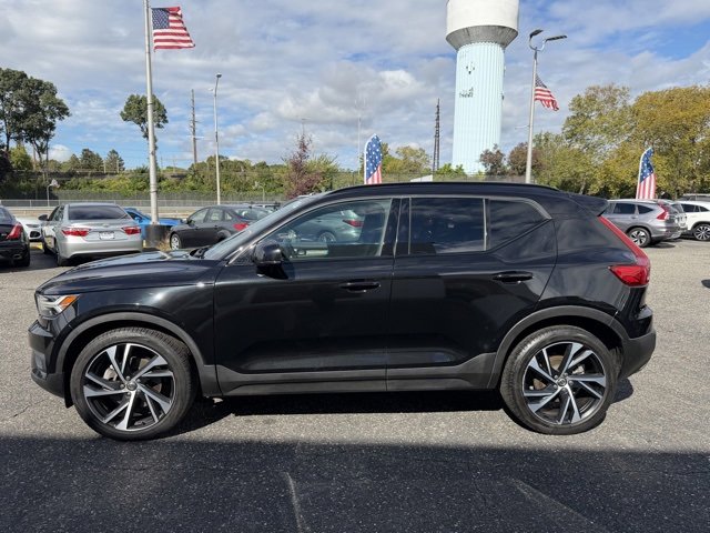 2020 Volvo XC40 T5 R-Design photo 2