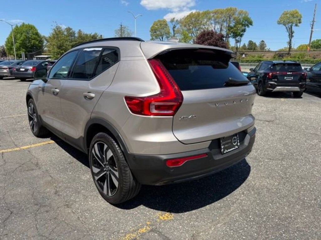 Used 2023 Volvo XC40 B5 AWD Plus Dark SUV