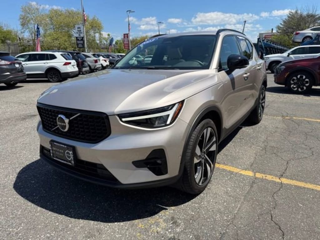 Used 2023 Volvo XC40 B5 AWD Plus Dark SUV
