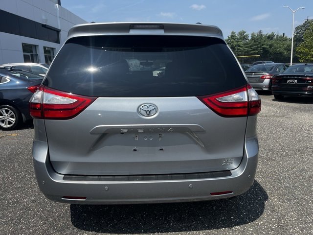 2017 Toyota Sienna XLE photo 2