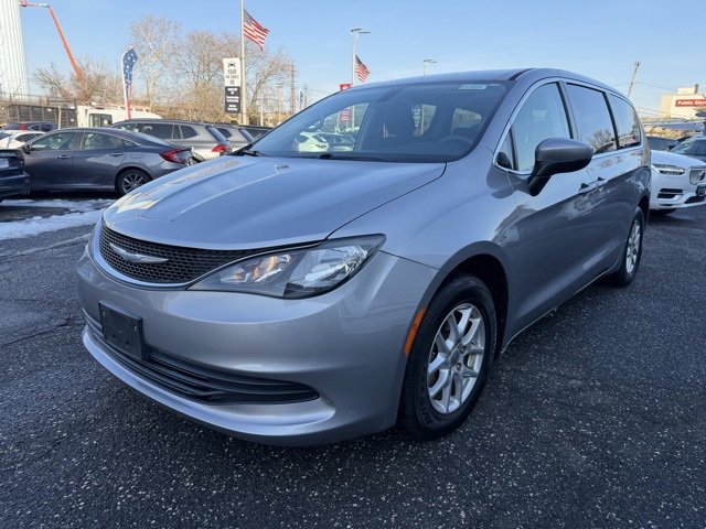 2017 Chrysler Pacifica Touring's photo