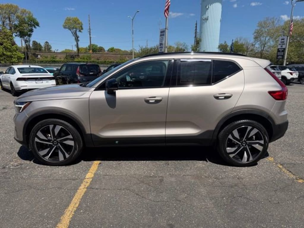Used 2023 Volvo XC40 B5 AWD Plus Dark SUV