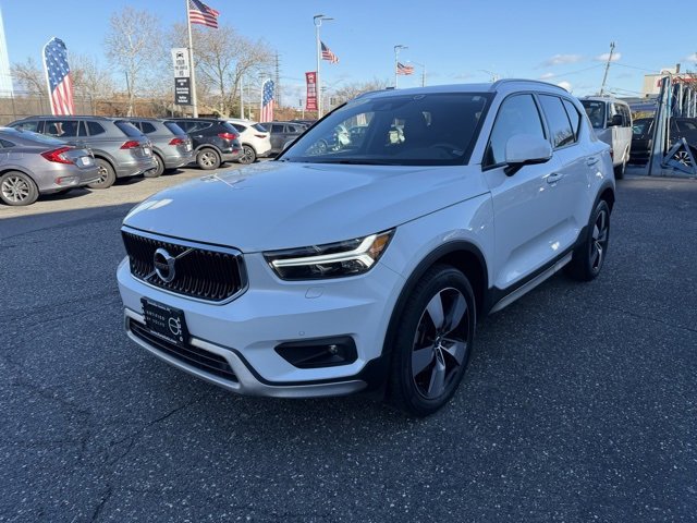 2022 Volvo XC40 Momentum's photo