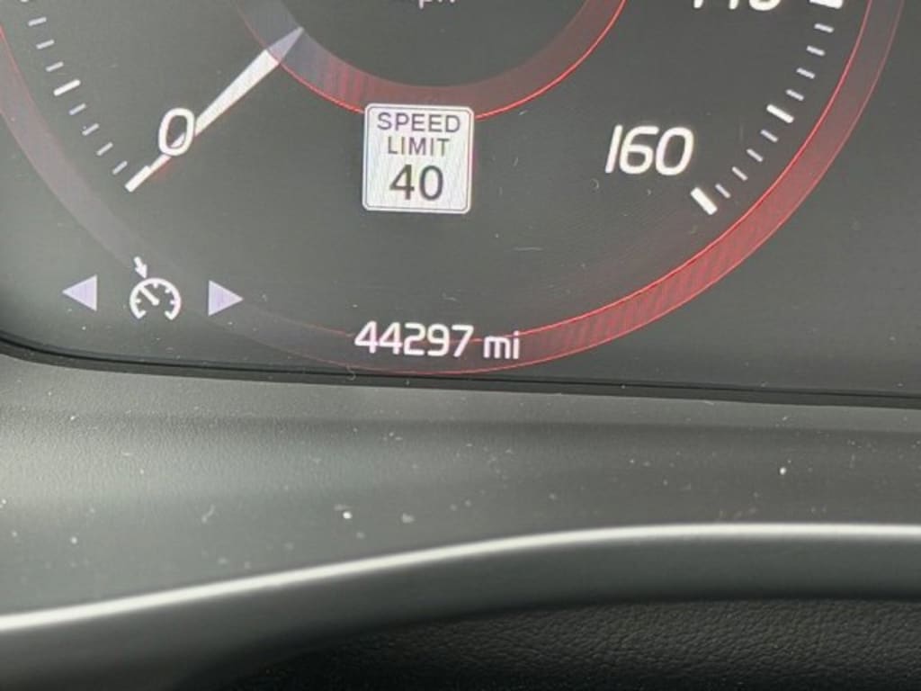 Used 2021 Volvo XC40 T5 Momentum SUV