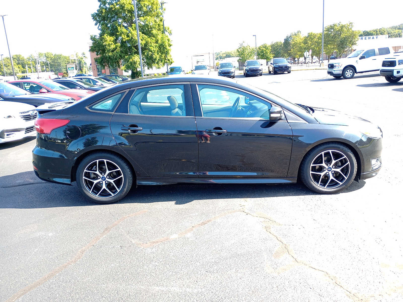 Used 2015 Ford Focus SE with VIN 1FADP3F2XFL367332 for sale in Henderson, KY