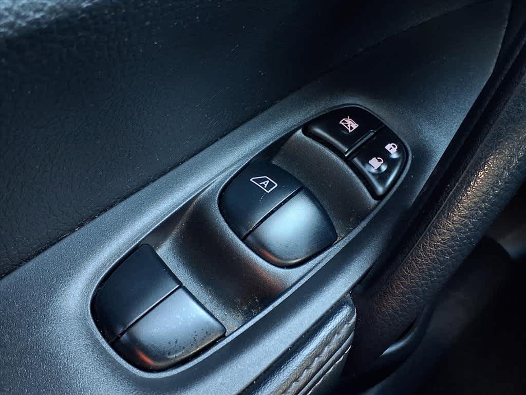 Thumbnail: 2021 Nissan Rogue Sport - 25