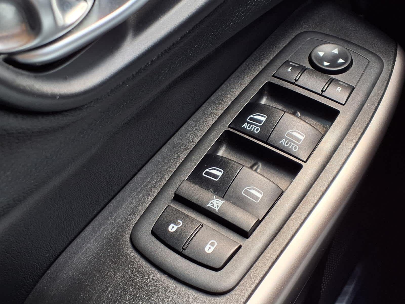 Thumbnail: 2019 Jeep Cherokee - 21