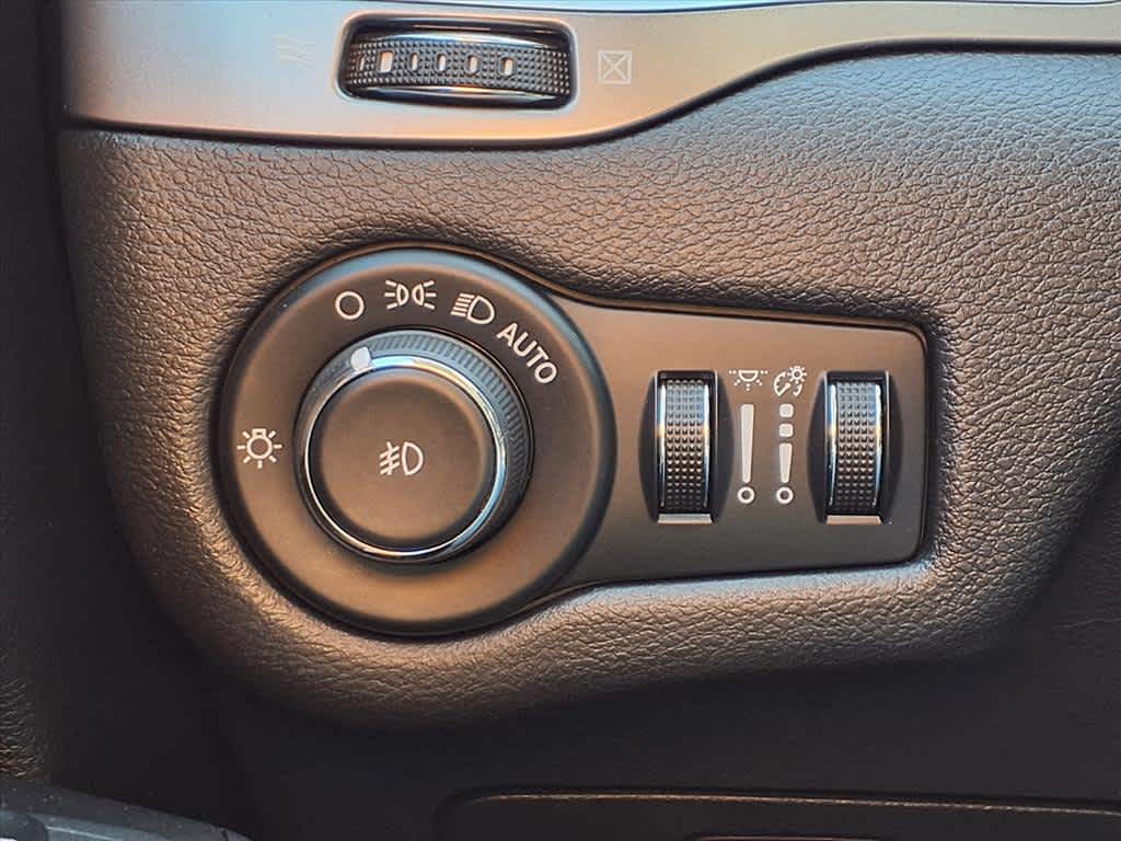 Thumbnail: 2020 Jeep Cherokee - 21