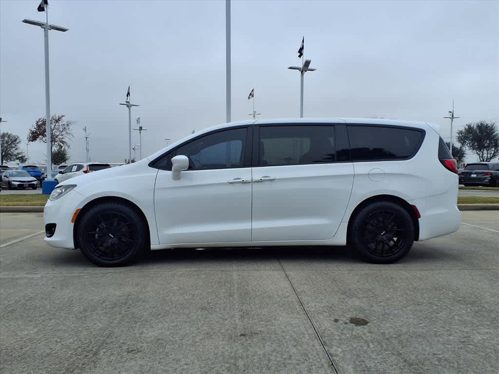 Thumbnail: 2018 Chrysler Pacifica - 3