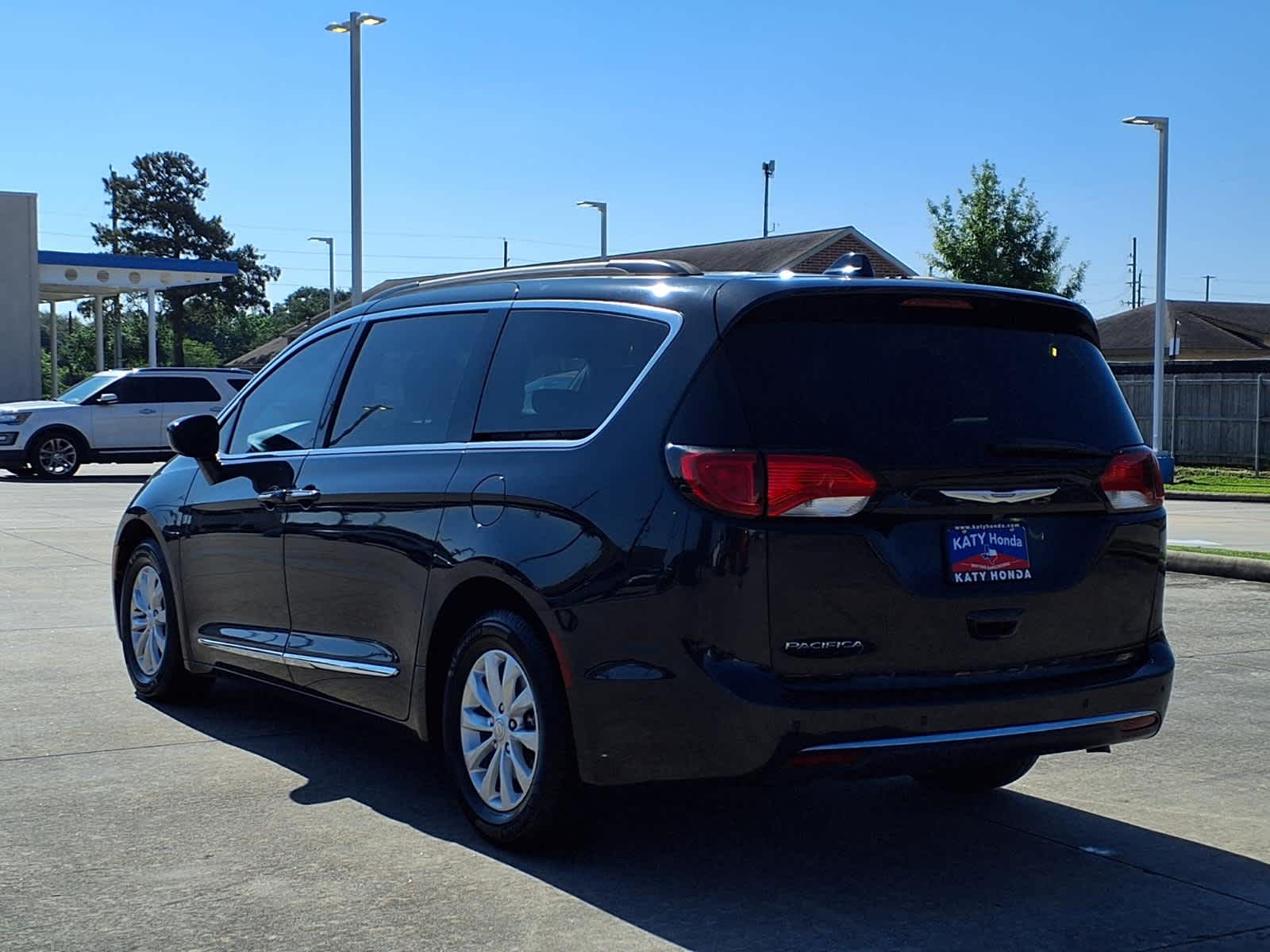 Thumbnail: 2017 Chrysler Pacifica - 5