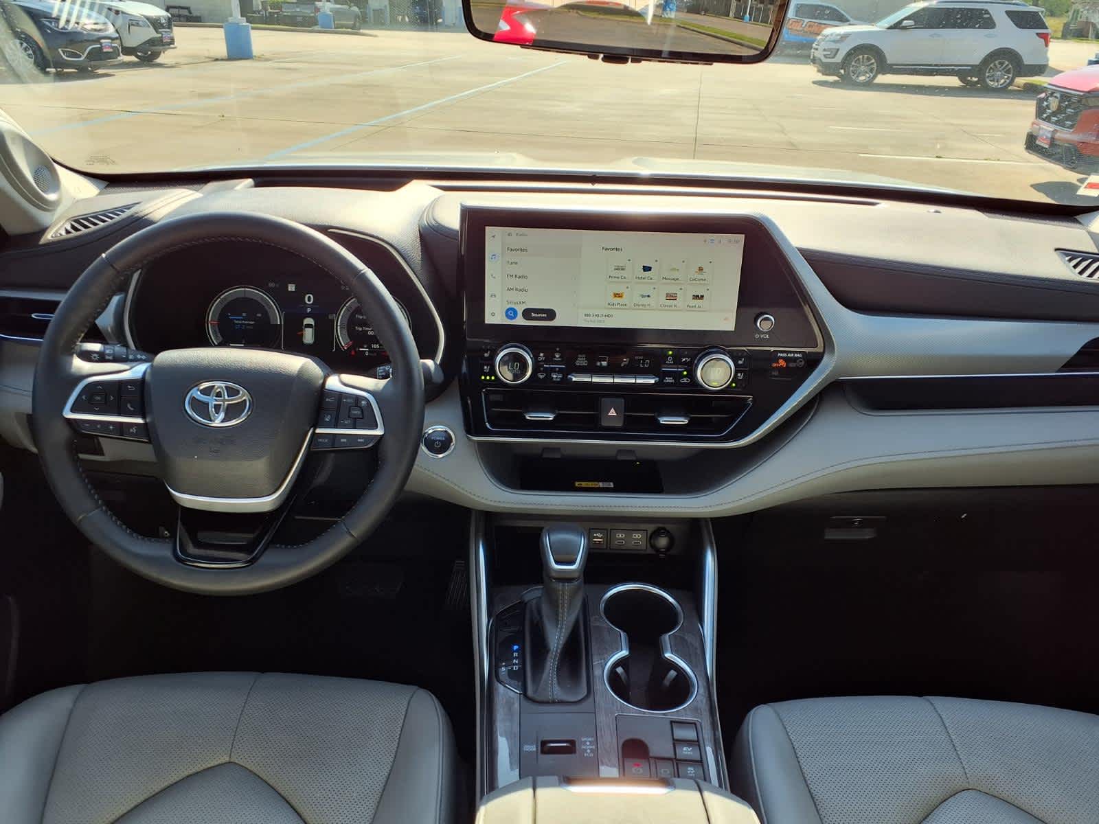 Thumbnail: 2023 Toyota Highlander - 9