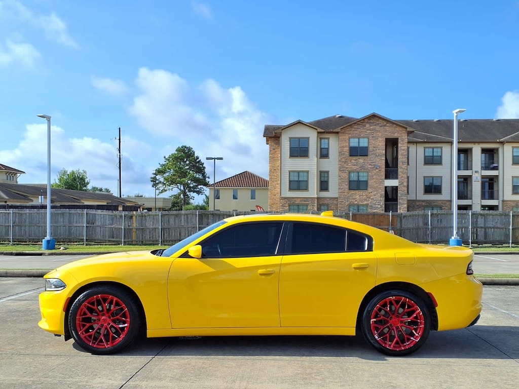 Used 2017 Dodge Charger SXT Sedan