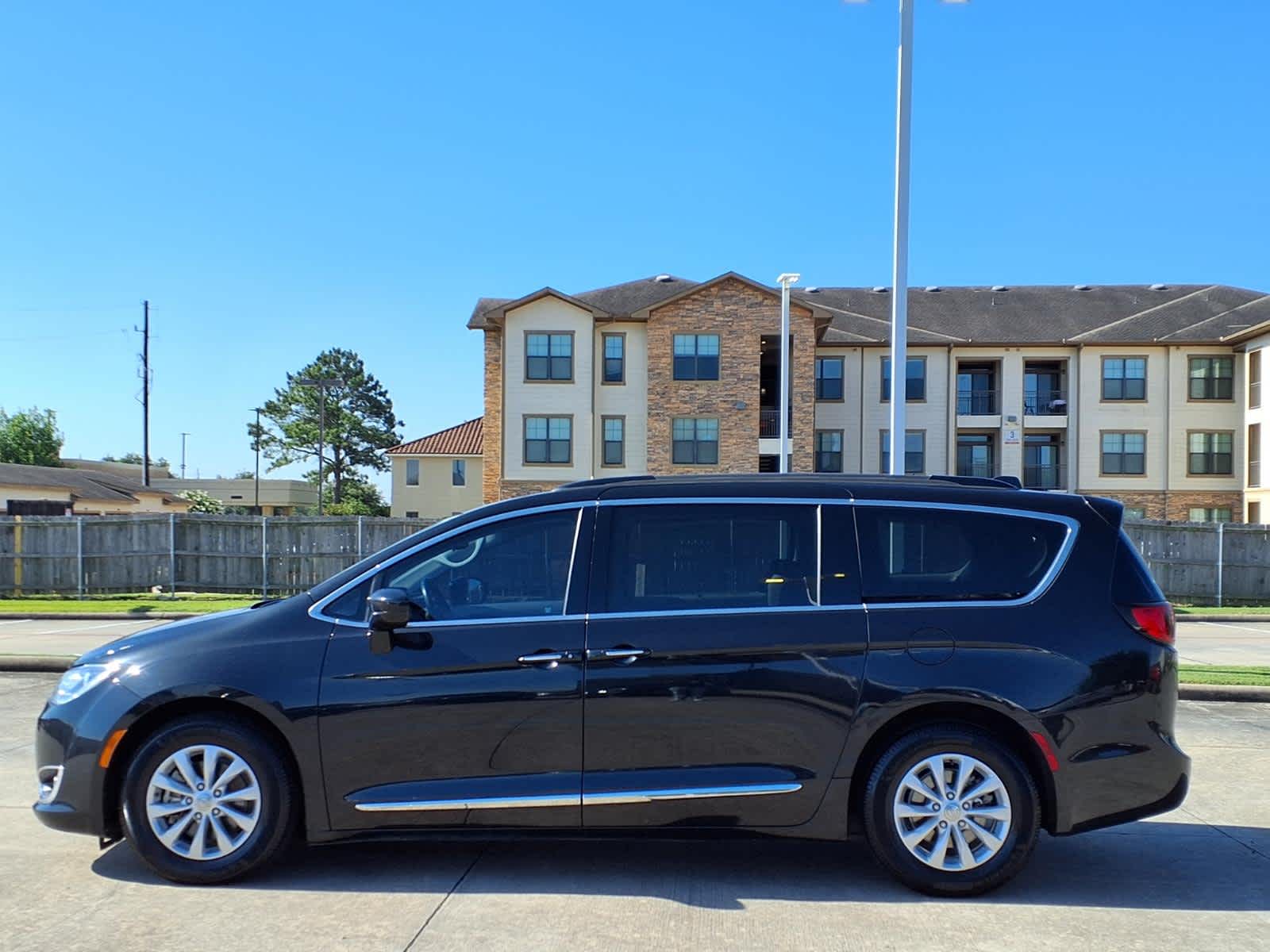 Thumbnail: 2017 Chrysler Pacifica - 4