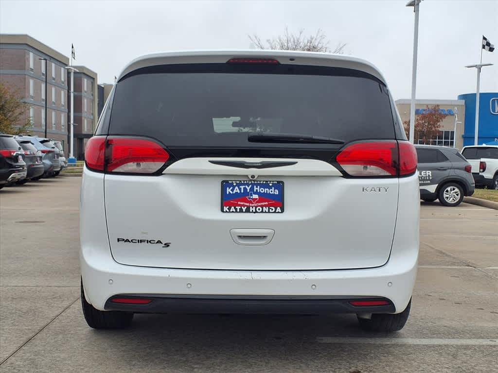 Thumbnail: 2018 Chrysler Pacifica - 5