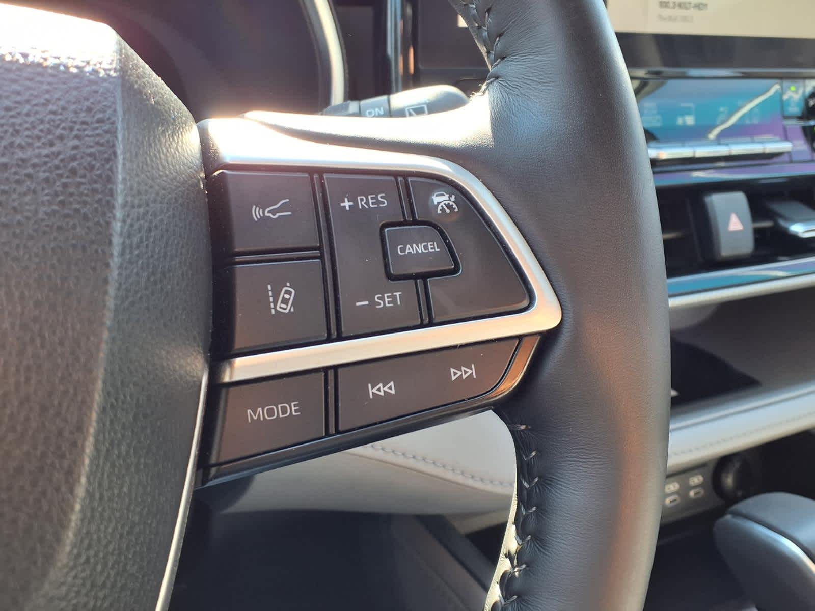 Thumbnail: 2023 Toyota Highlander - 21