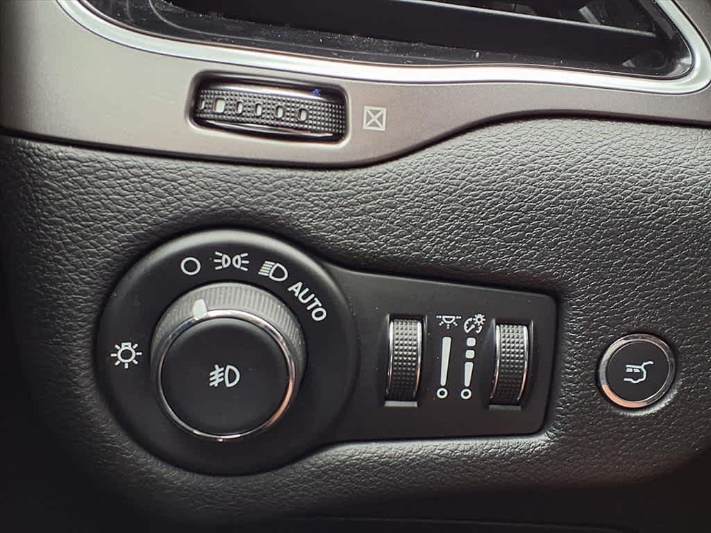 Thumbnail: 2020 Jeep Cherokee - 25