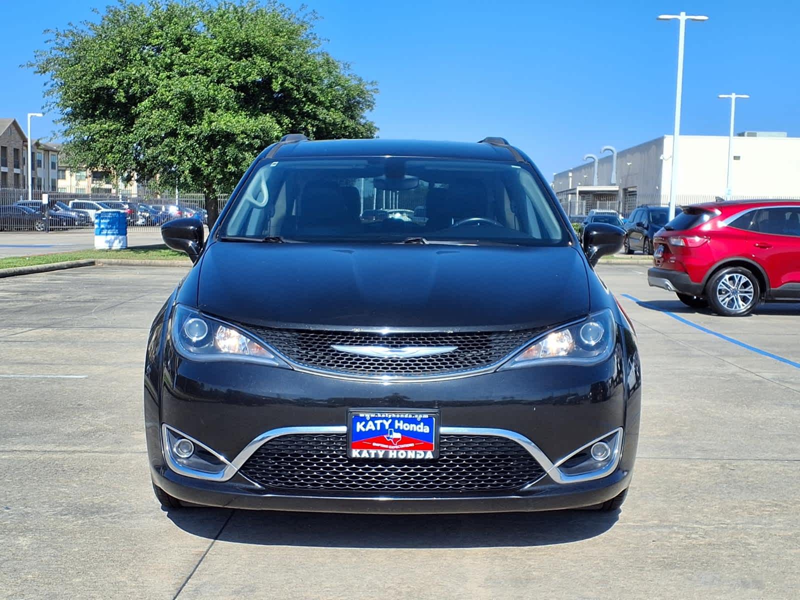 Thumbnail: 2017 Chrysler Pacifica - 3