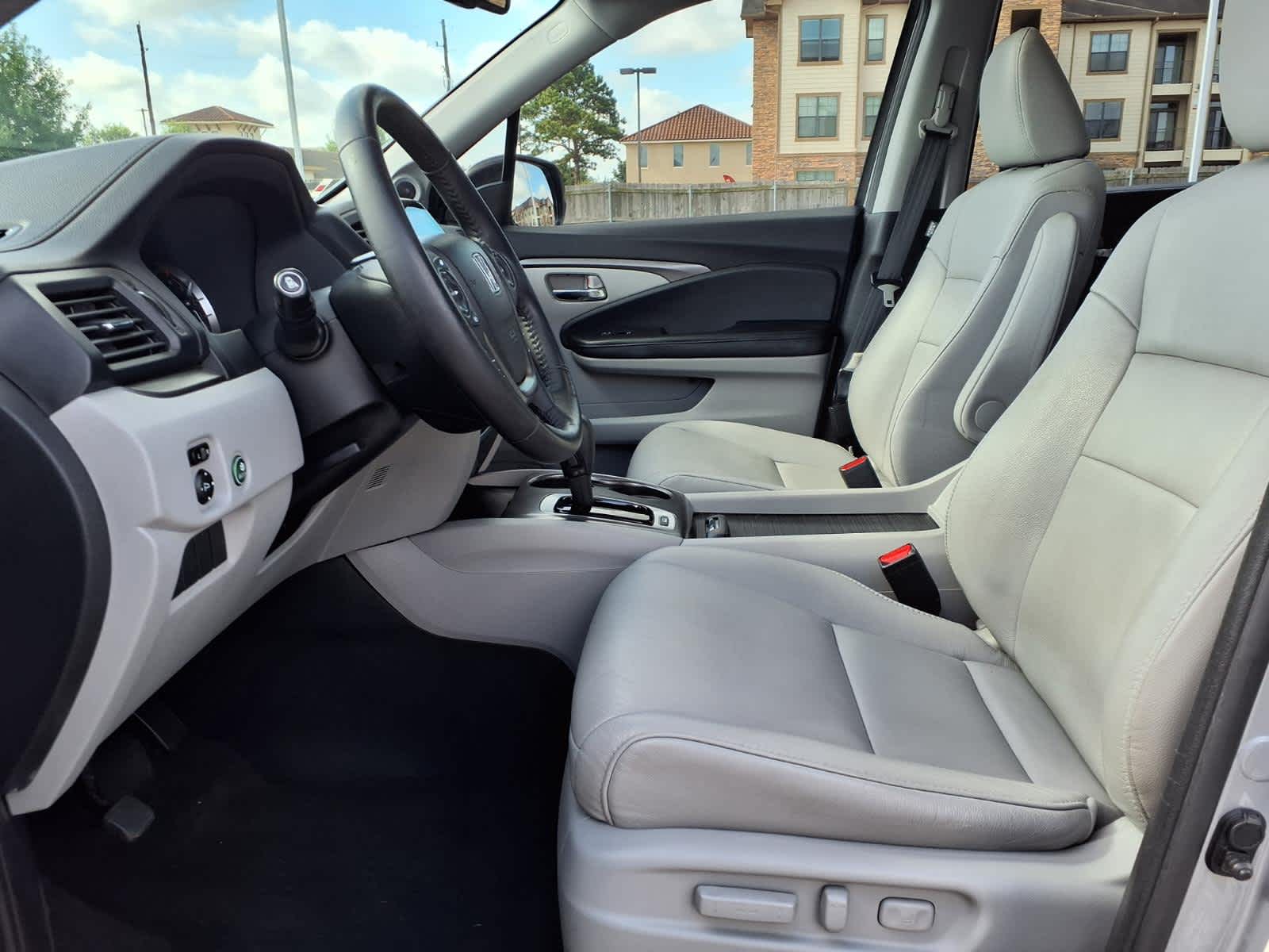 Thumbnail: 2017 Honda Pilot - 9