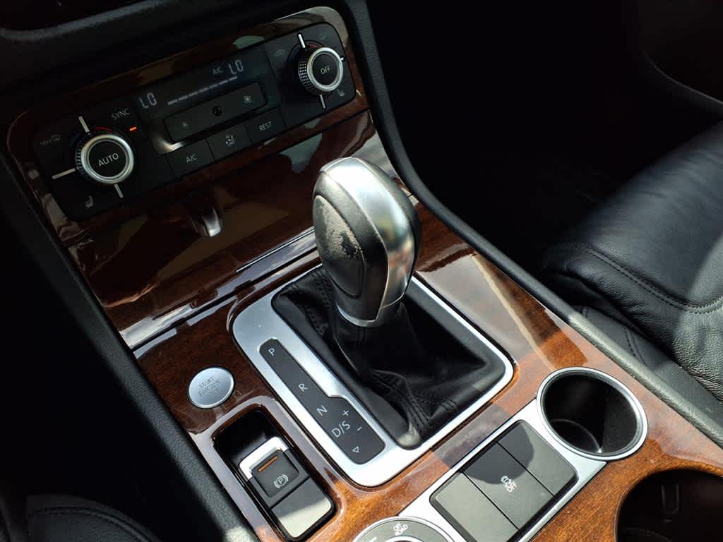 Thumbnail: 2015 Volkswagen Touareg - 23