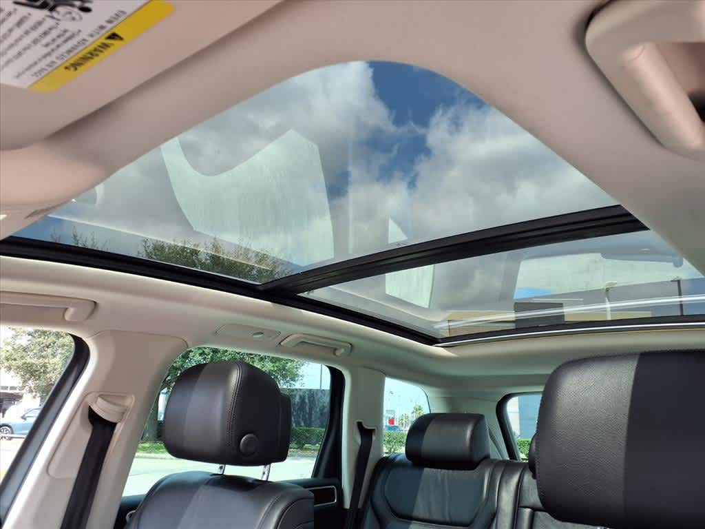 Thumbnail: 2015 Volkswagen Touareg - 16