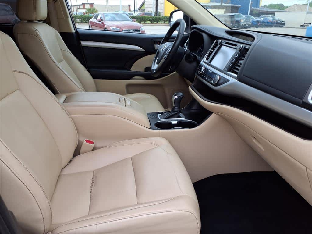 Thumbnail: 2019 Toyota Highlander - 12