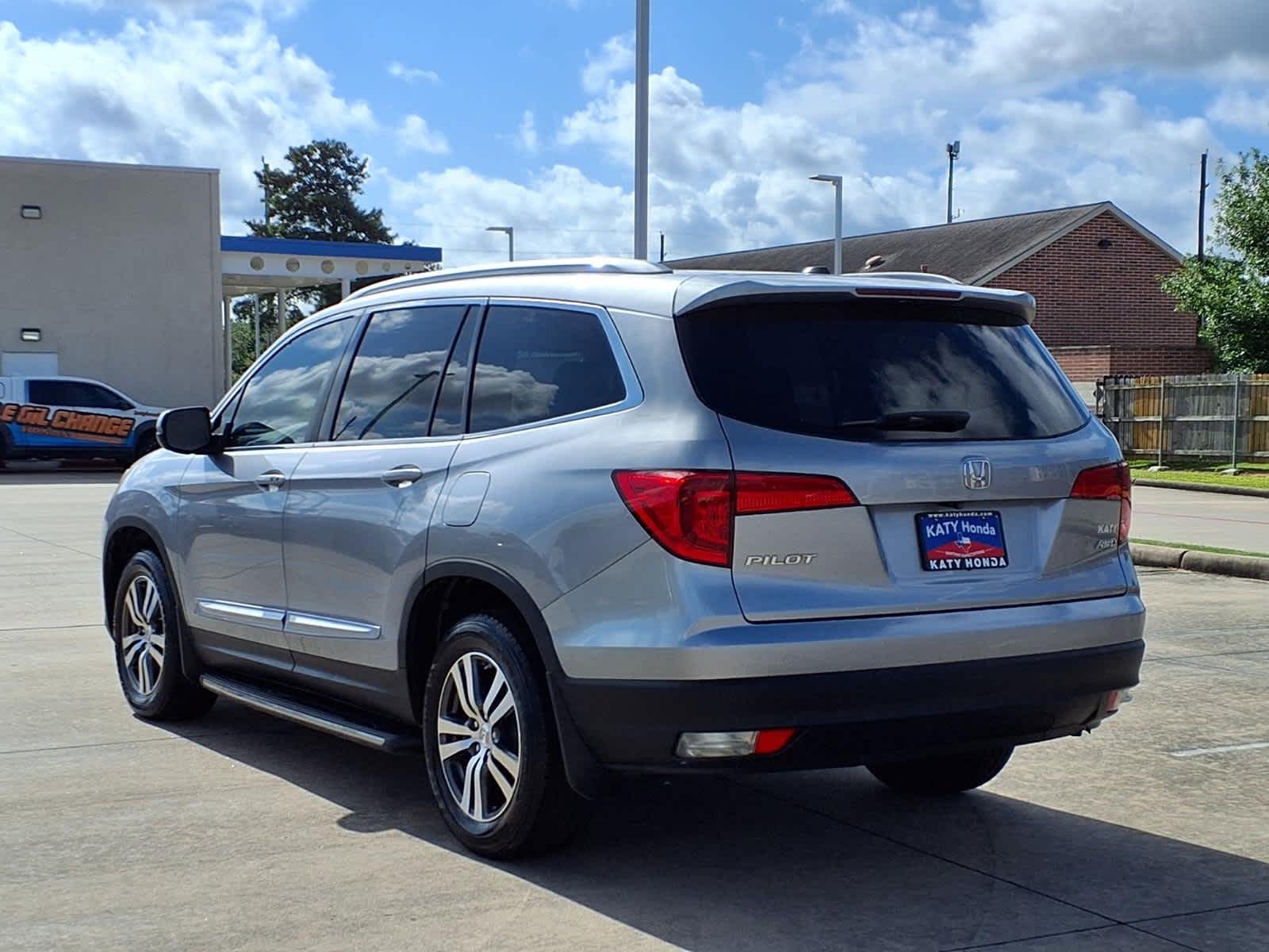 Thumbnail: 2017 Honda Pilot - 4