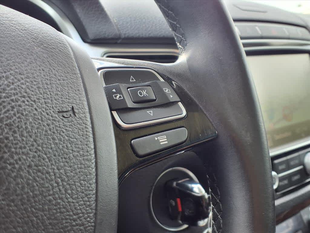 Thumbnail: 2015 Volkswagen Touareg - 22