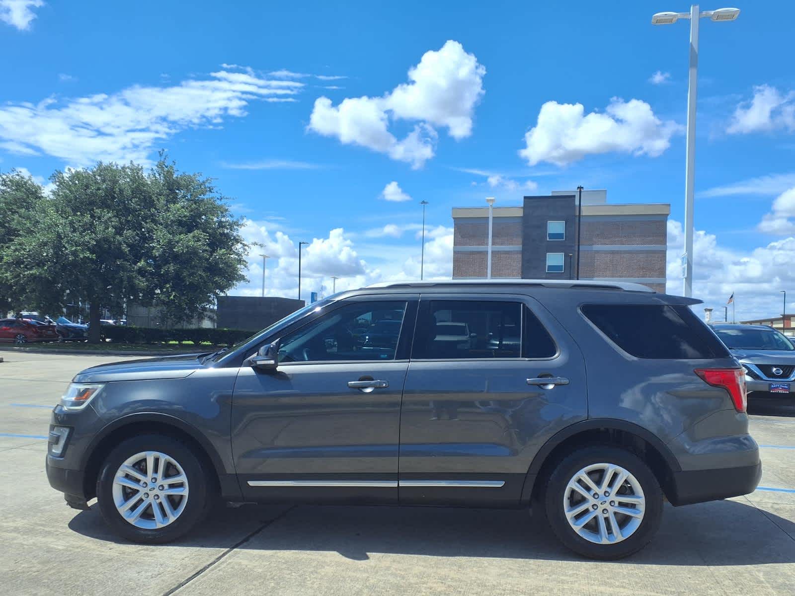 Thumbnail: 2017 Ford Explorer - 4