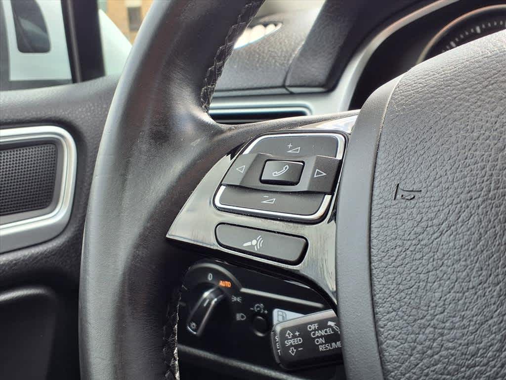 Thumbnail: 2015 Volkswagen Touareg - 21