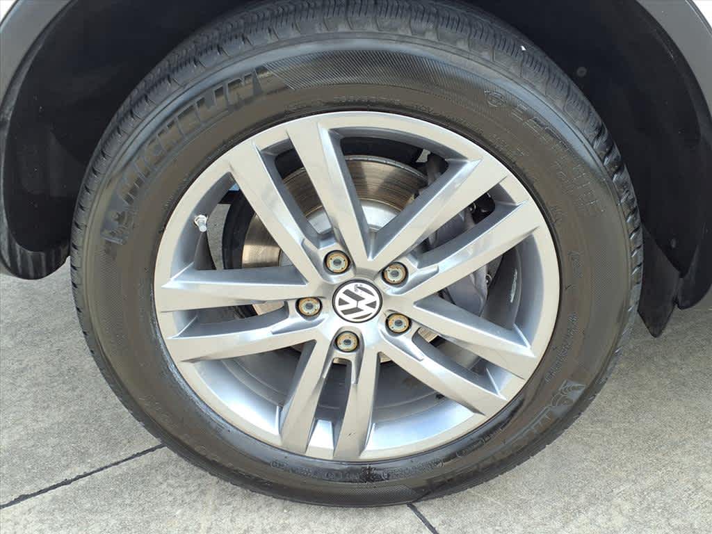 Thumbnail: 2015 Volkswagen Touareg - 8