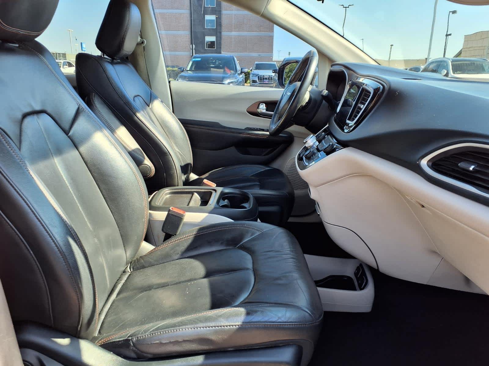 Thumbnail: 2017 Chrysler Pacifica - 15