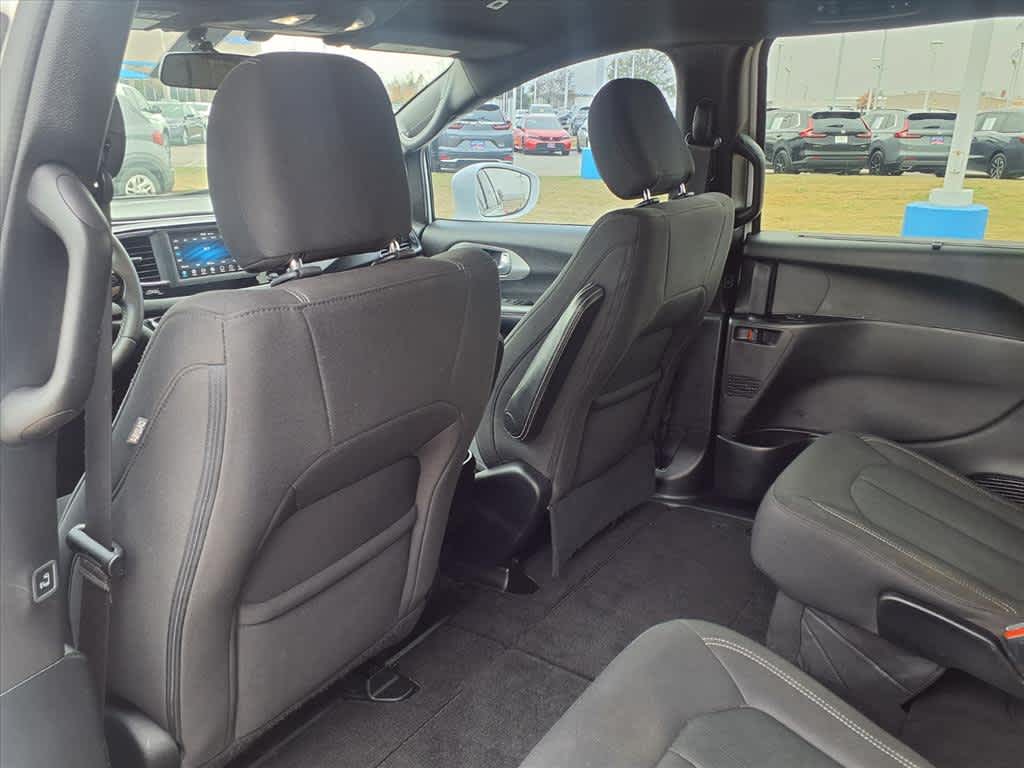 Thumbnail: 2018 Chrysler Pacifica - 12