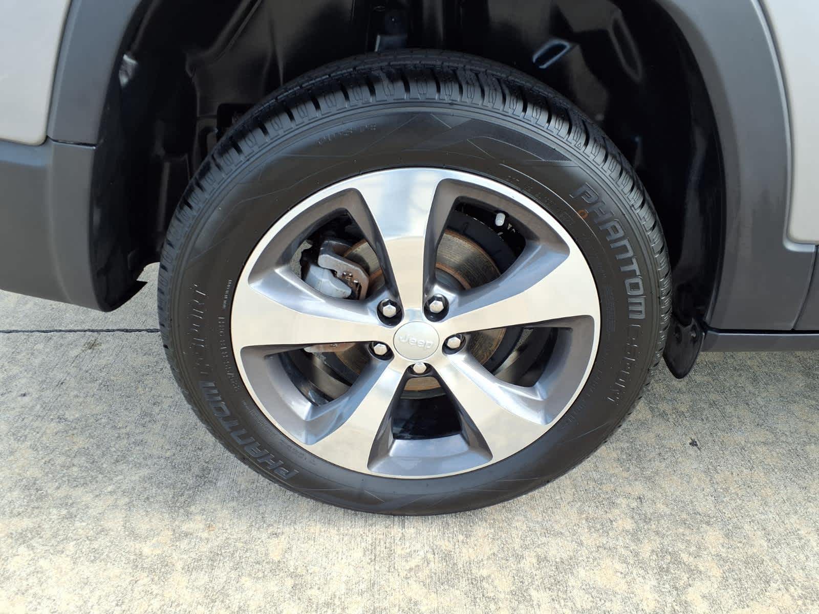Thumbnail: 2019 Jeep Cherokee - 8