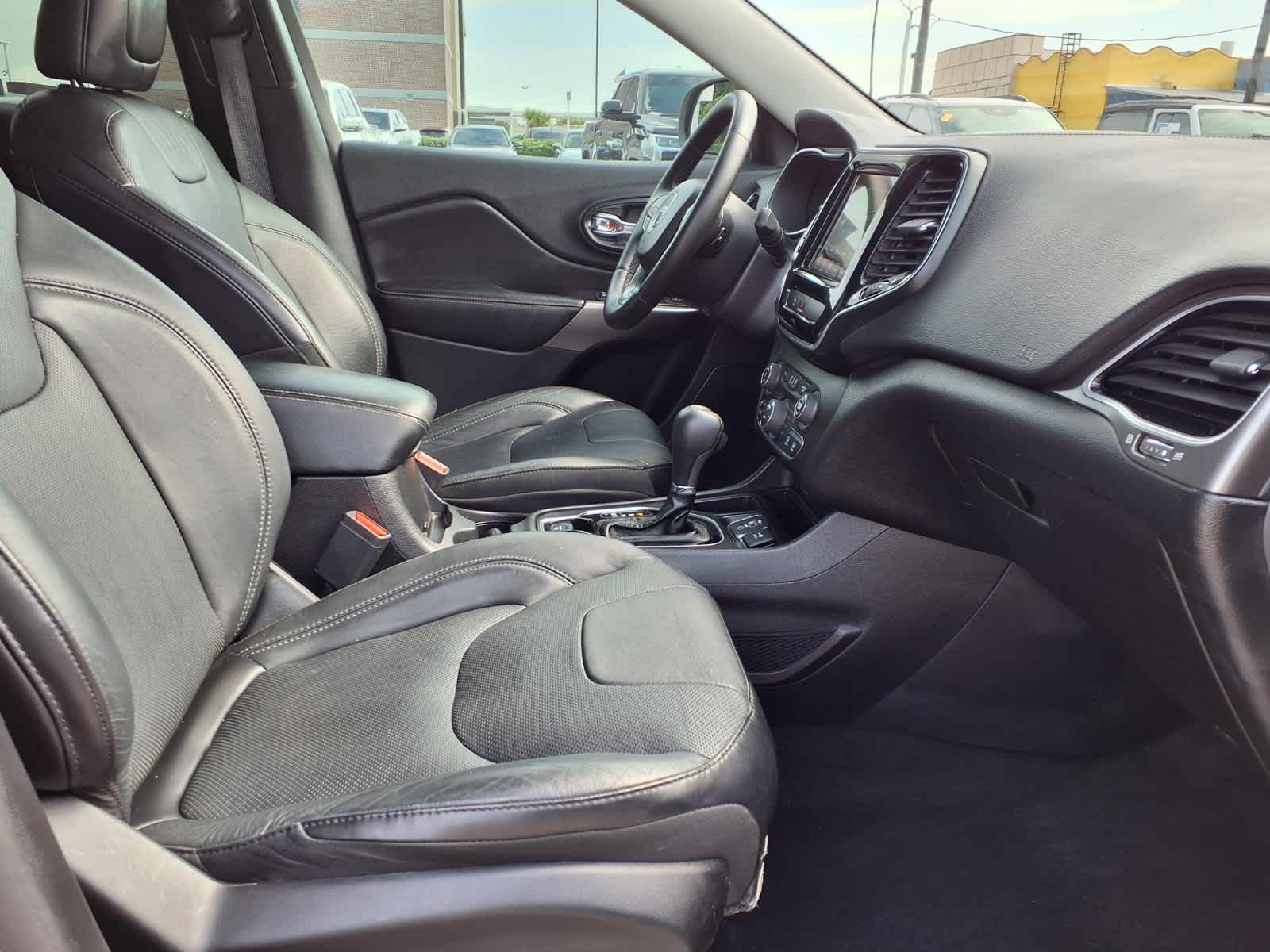 Thumbnail: 2019 Jeep Cherokee - 14