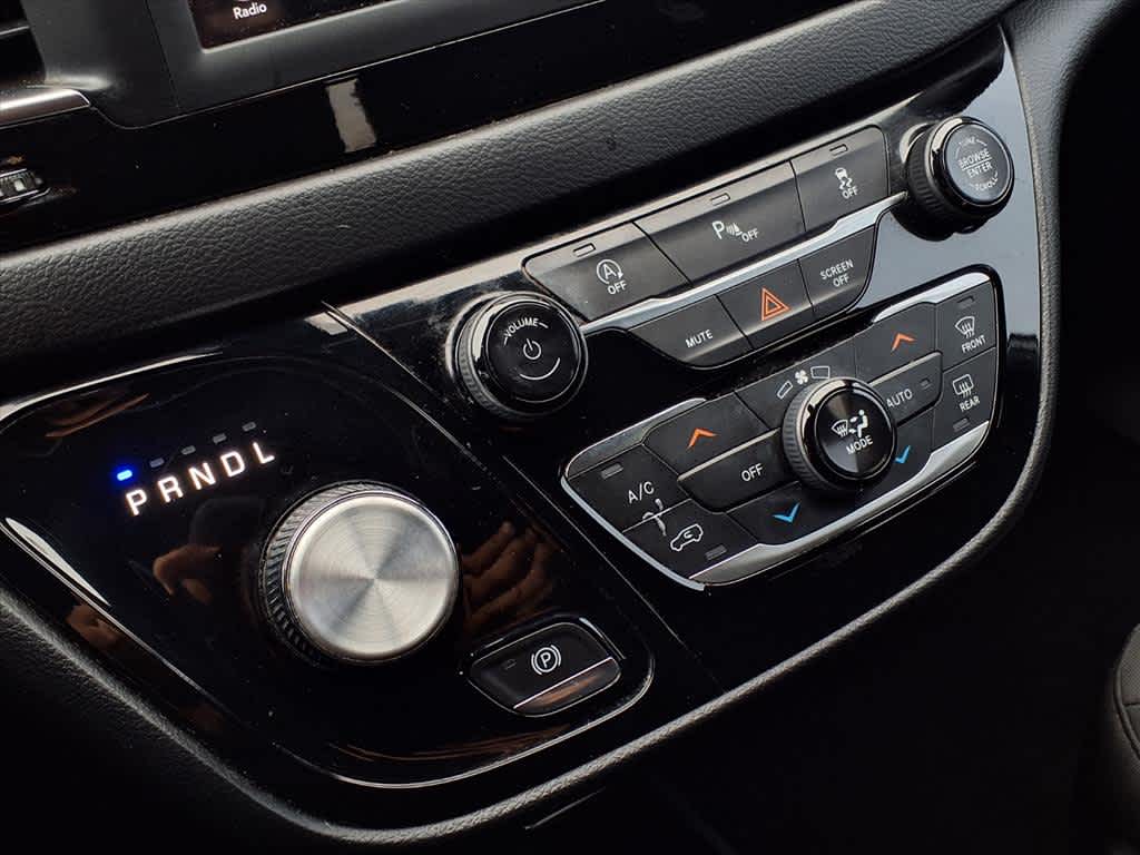 Thumbnail: 2018 Chrysler Pacifica - 18