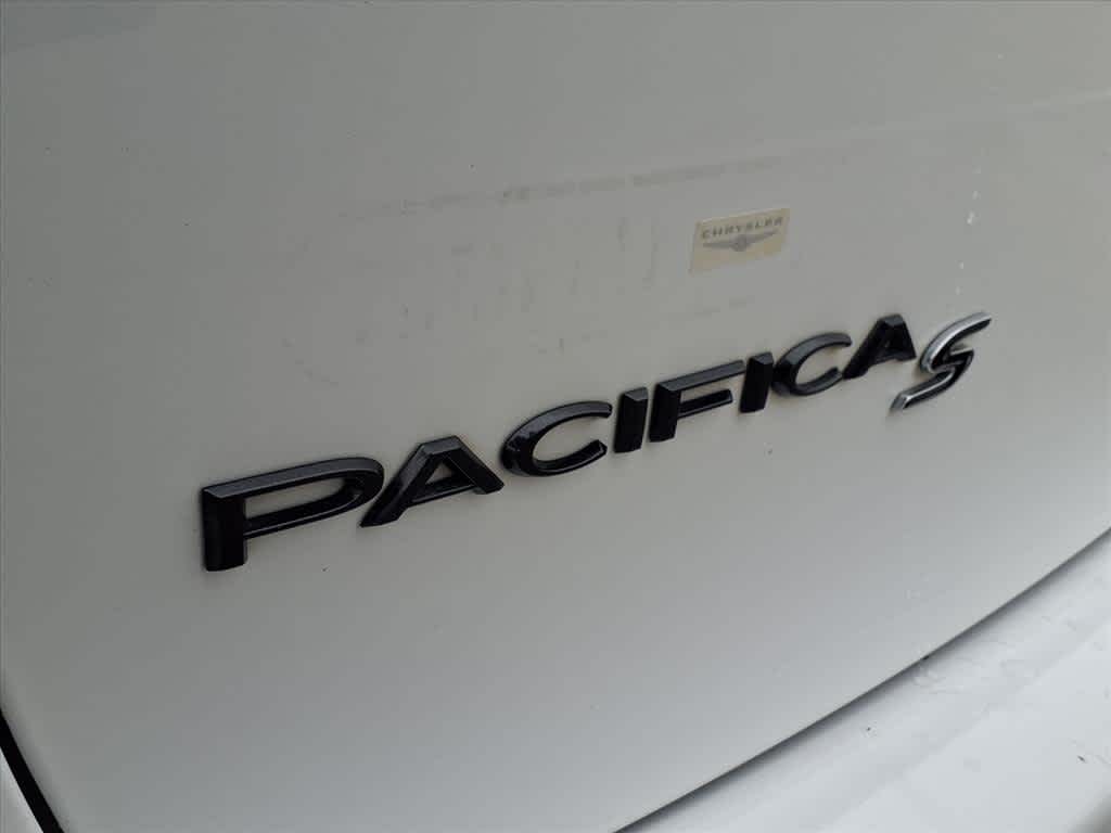 Thumbnail: 2018 Chrysler Pacifica - 7