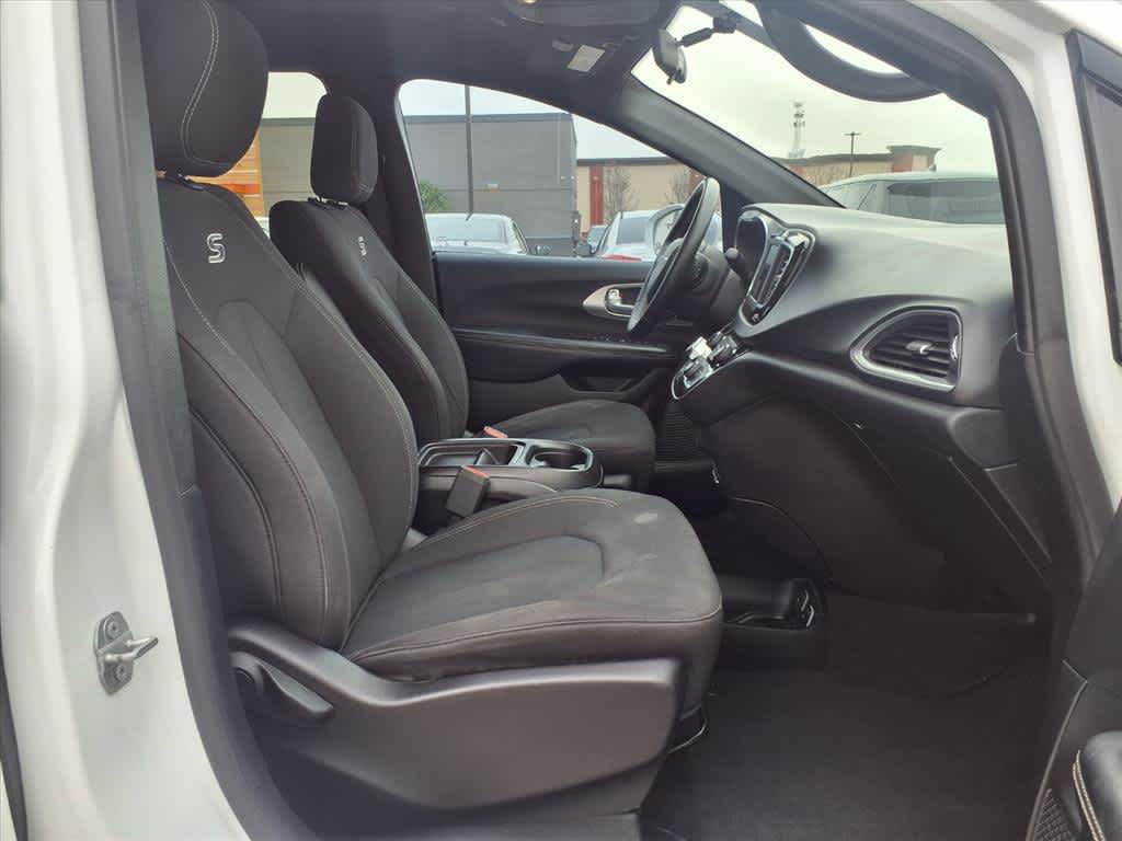 Thumbnail: 2018 Chrysler Pacifica - 14