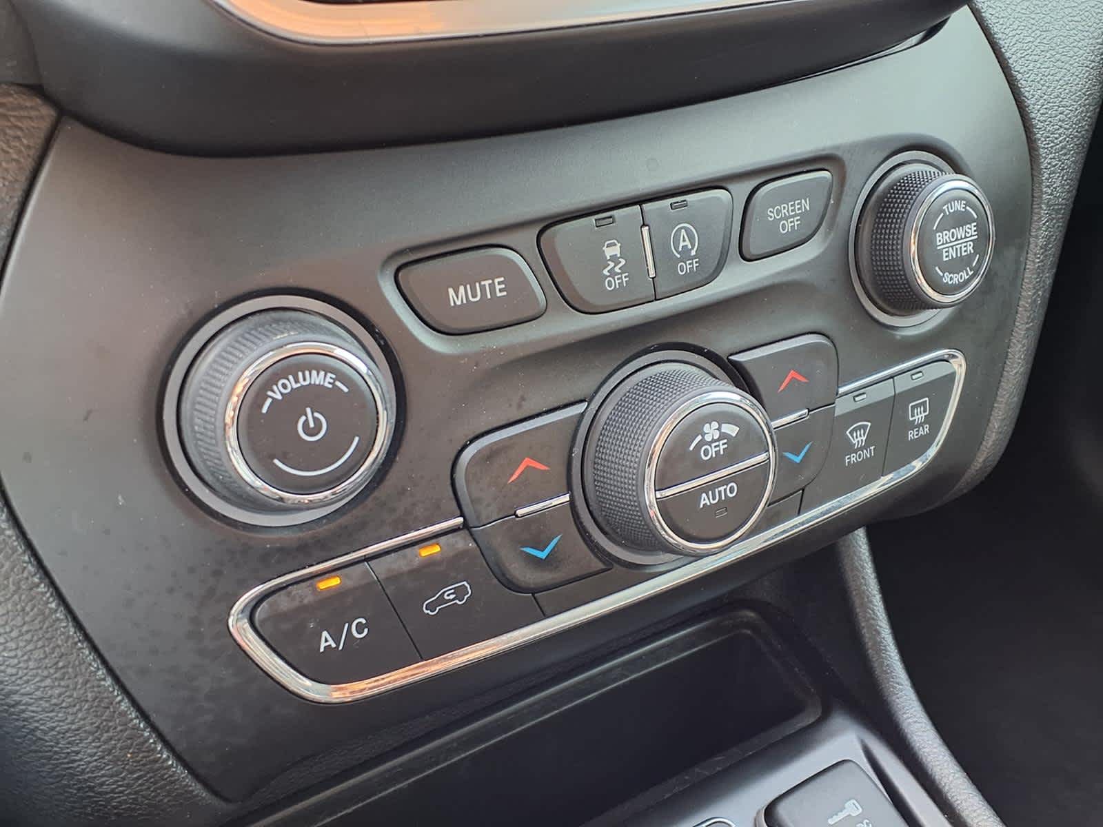 Thumbnail: 2019 Jeep Cherokee - 19