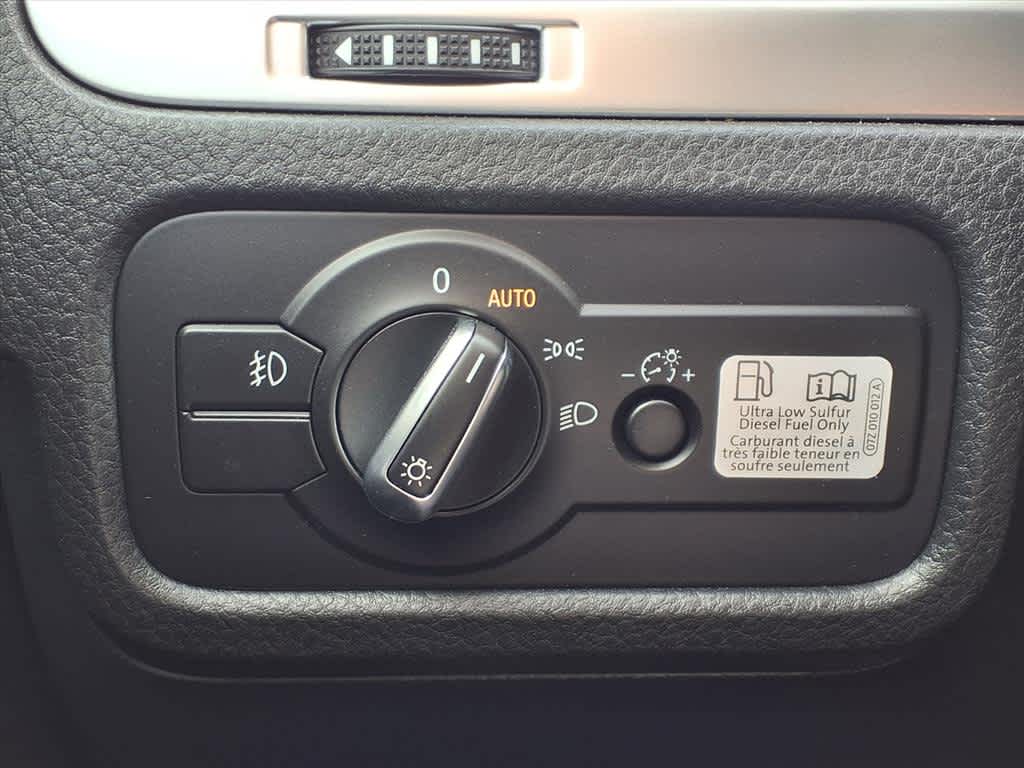 Thumbnail: 2015 Volkswagen Touareg - 20