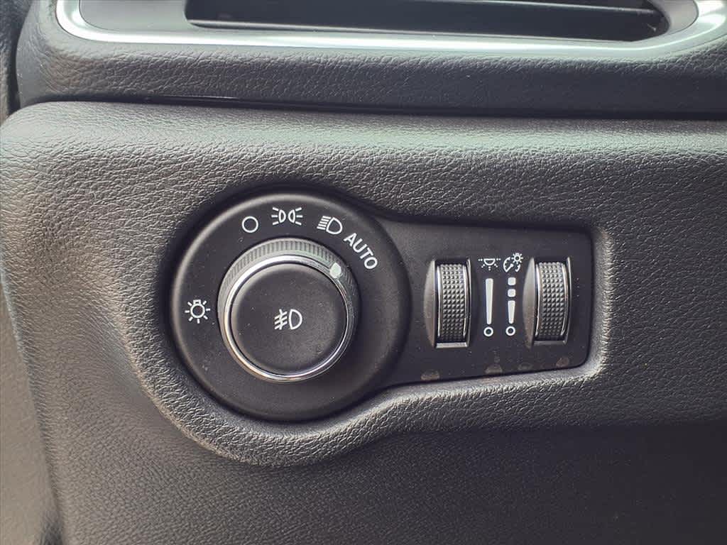 Thumbnail: 2018 Chrysler Pacifica - 25