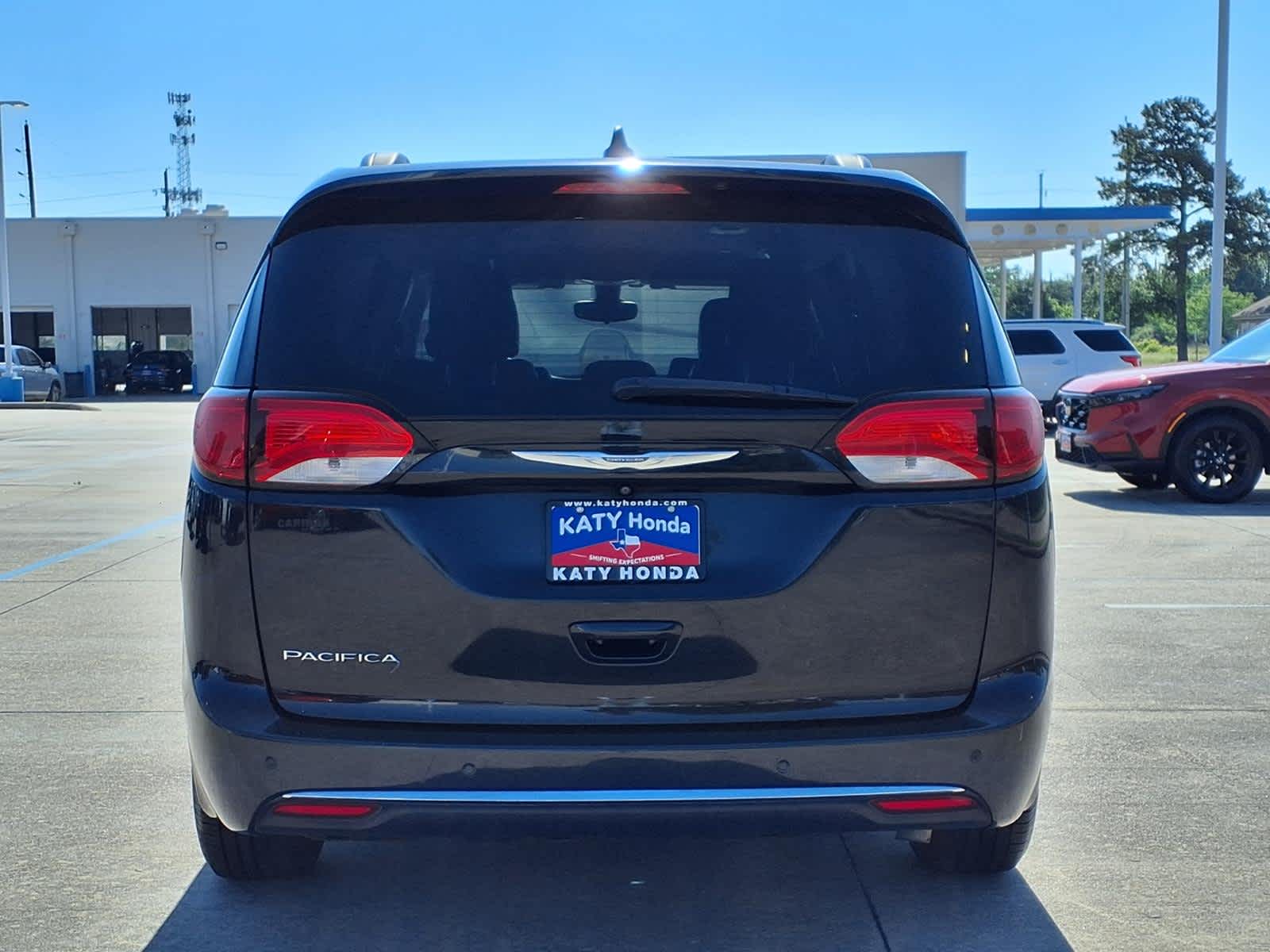 Thumbnail: 2017 Chrysler Pacifica - 6