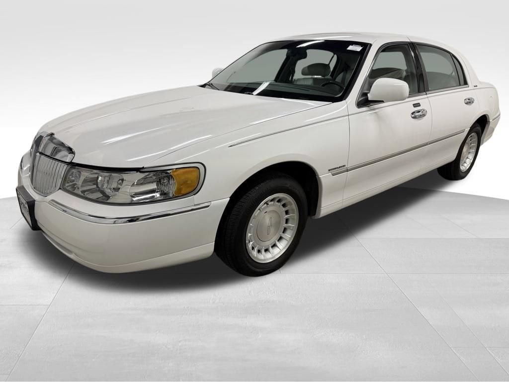 Used 2000 Lincoln Town Car Executive