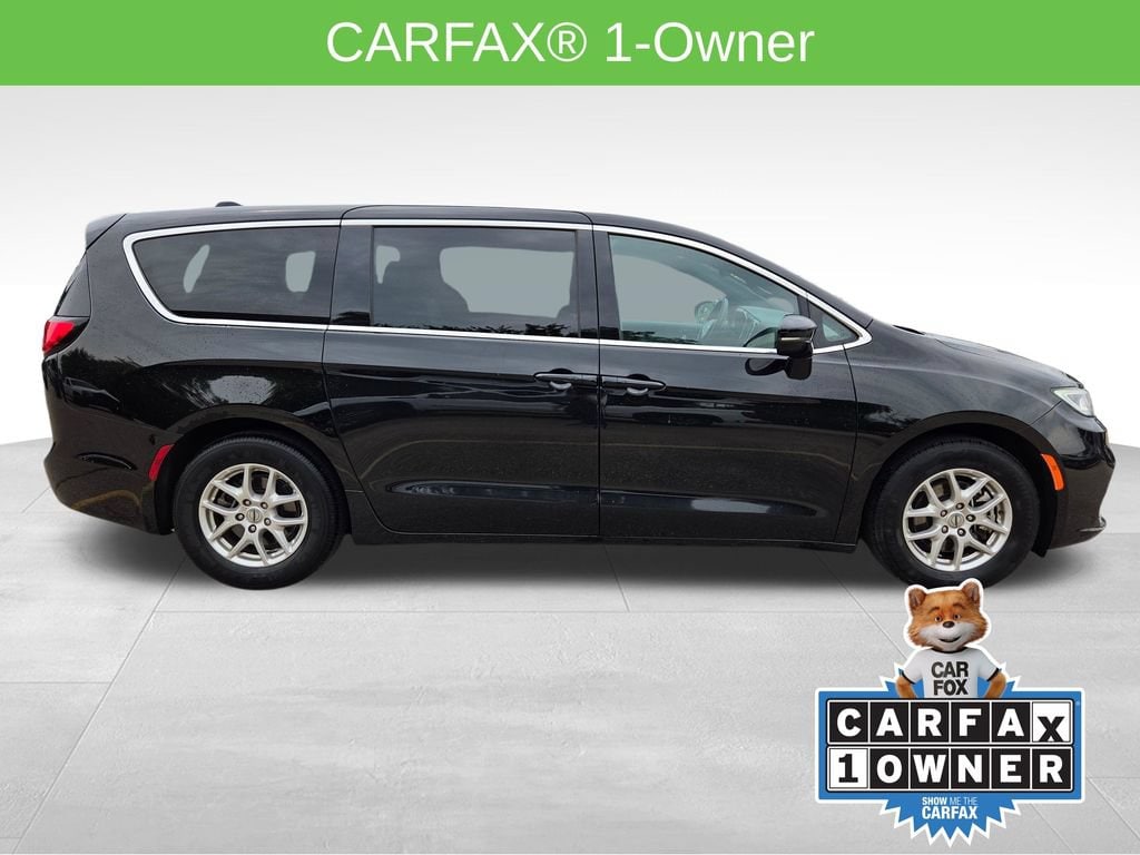 Used 2025 Chrysler Pacifica Select Van Passenger Van
