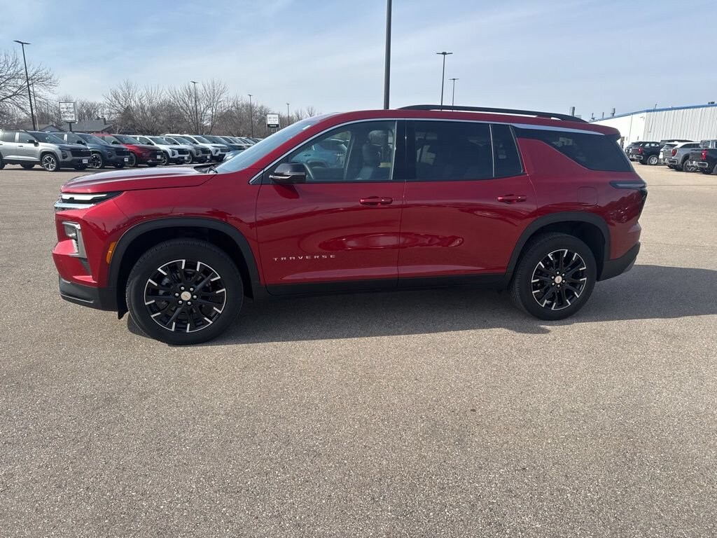 Used 2025 Chevrolet Traverse LT SUV