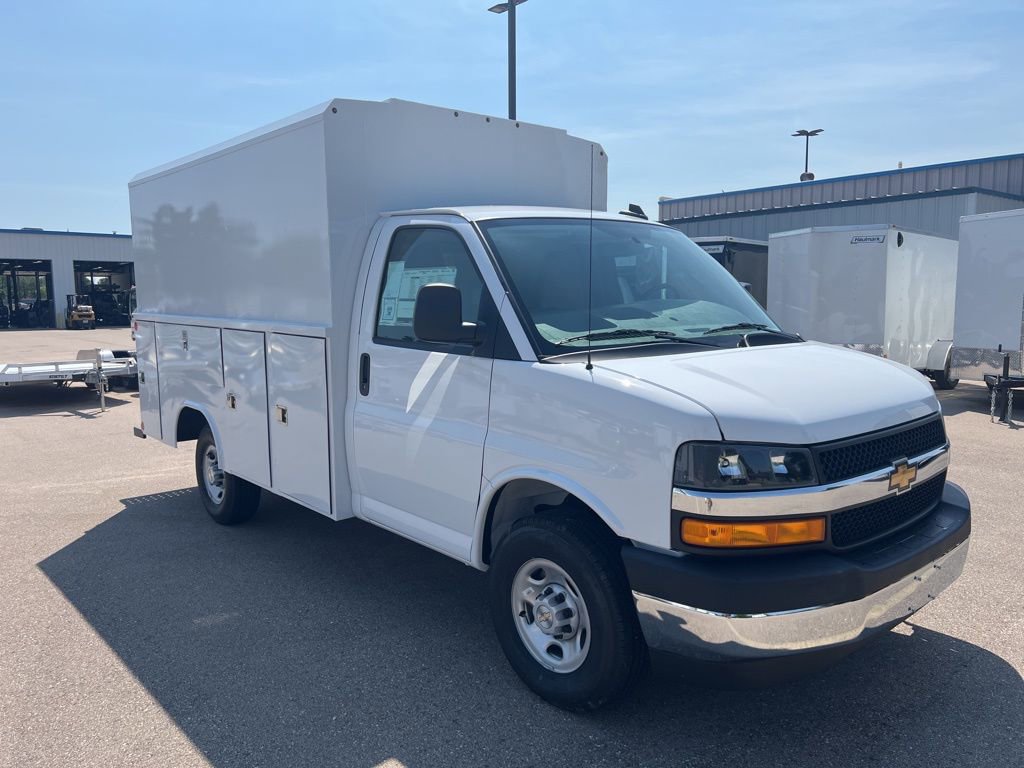2025 Chevrolet Express Cutaway Base's photo
