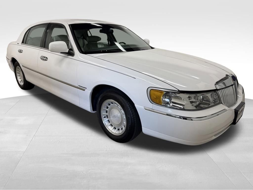 Used 2000 Lincoln Town Car EXECUTIVE with VIN 1LNHM81W6YY929269 for sale in Janesville, WI