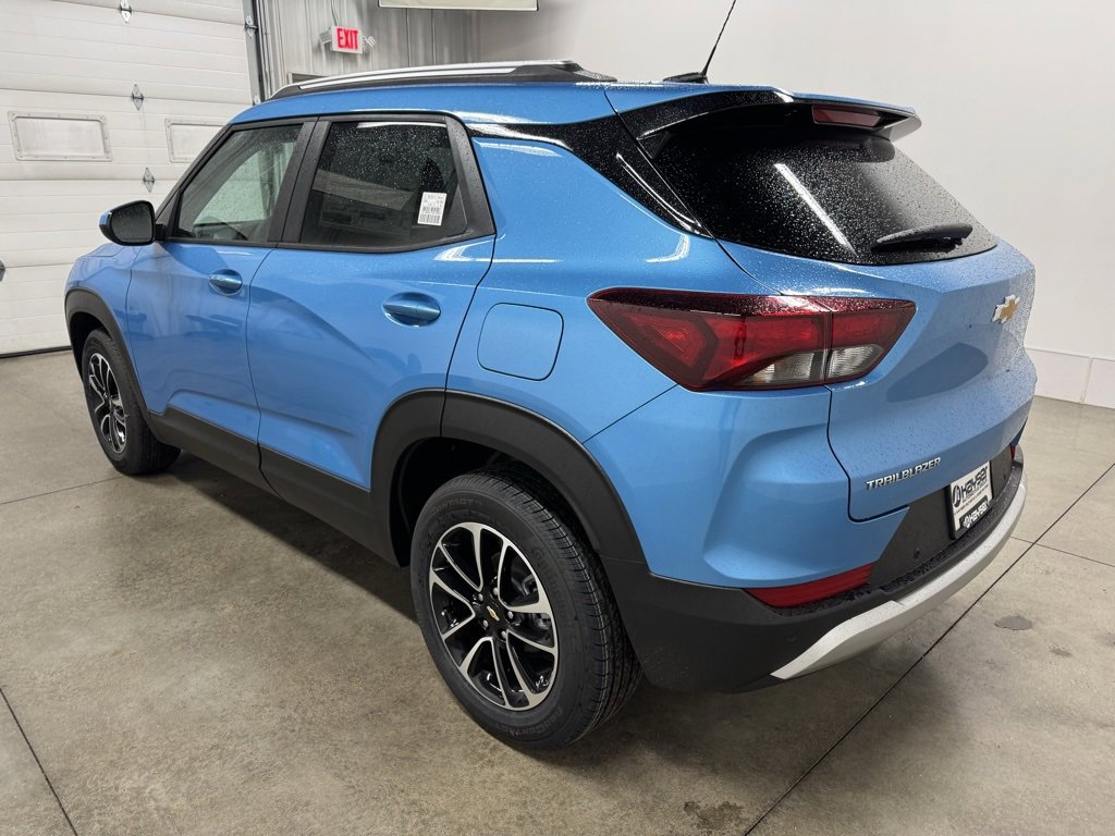 2025 Chevrolet Trailblazer LT photo 2